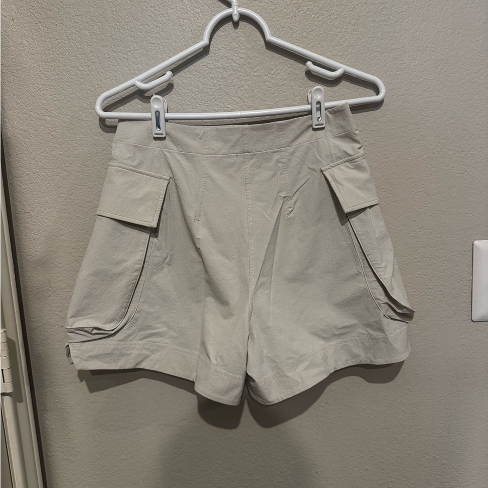 Lululemon Athletica | High Waisted Cargo Shorts- Relaxed Fit - Picture 6 of 9